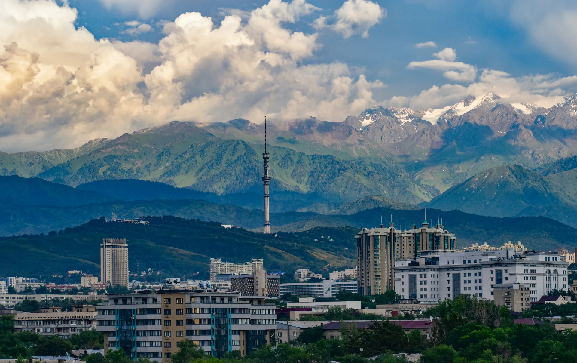 Paesaggio della Grande Steppa e montagne in Kazakistan