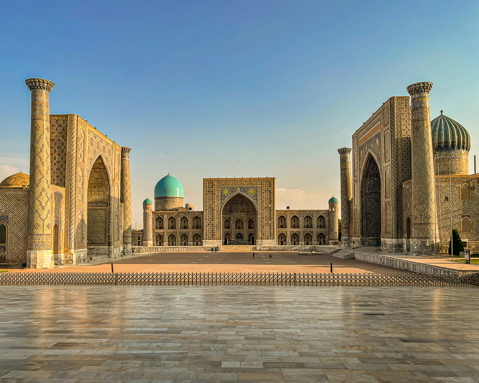 Madrasse con cupole turchesi nel centro storico dell'Uzbekistan